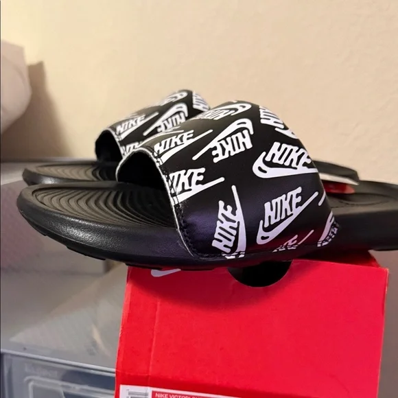Nike Slide Sandals in Black with White Logo Print - Picture 5 of 7